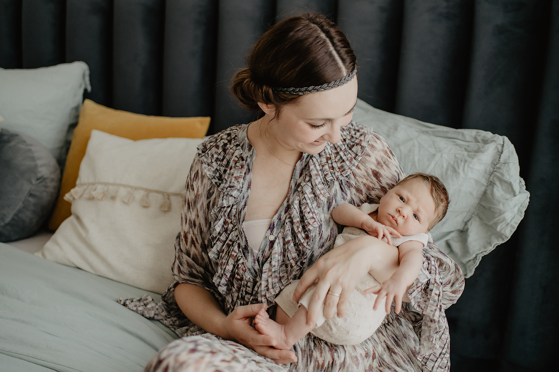 newborn-mama-baby-bett-stirnband-familienshooting-kaiserslautern.jpg