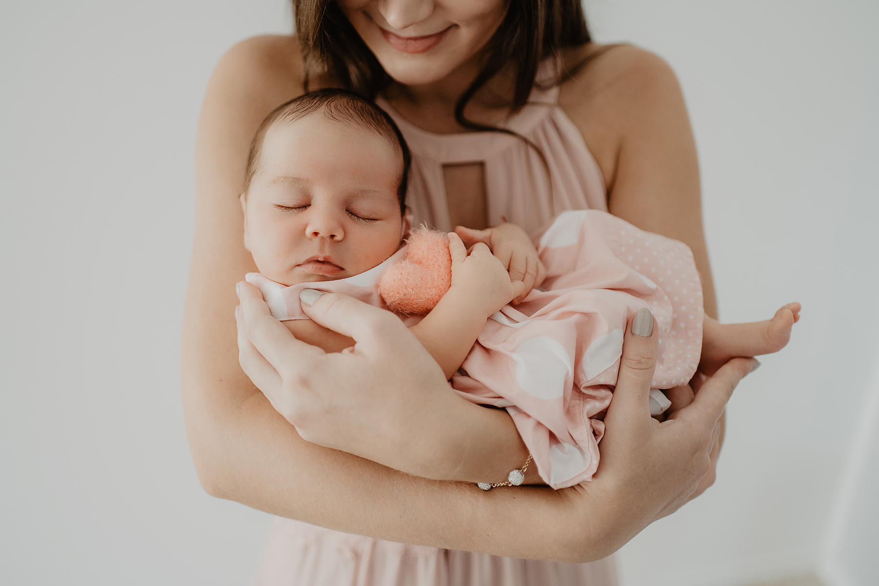 newborn-mama-baby-rosa-studio-familienshooting-kaiserslautern.jpg