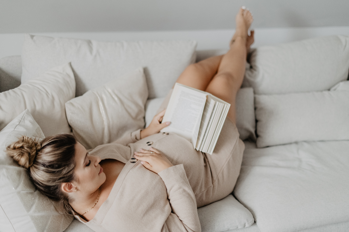 babybauch-buch-lesen-couch-zuhause-schwangerschaftsshooting-kaiserslautern.jpg