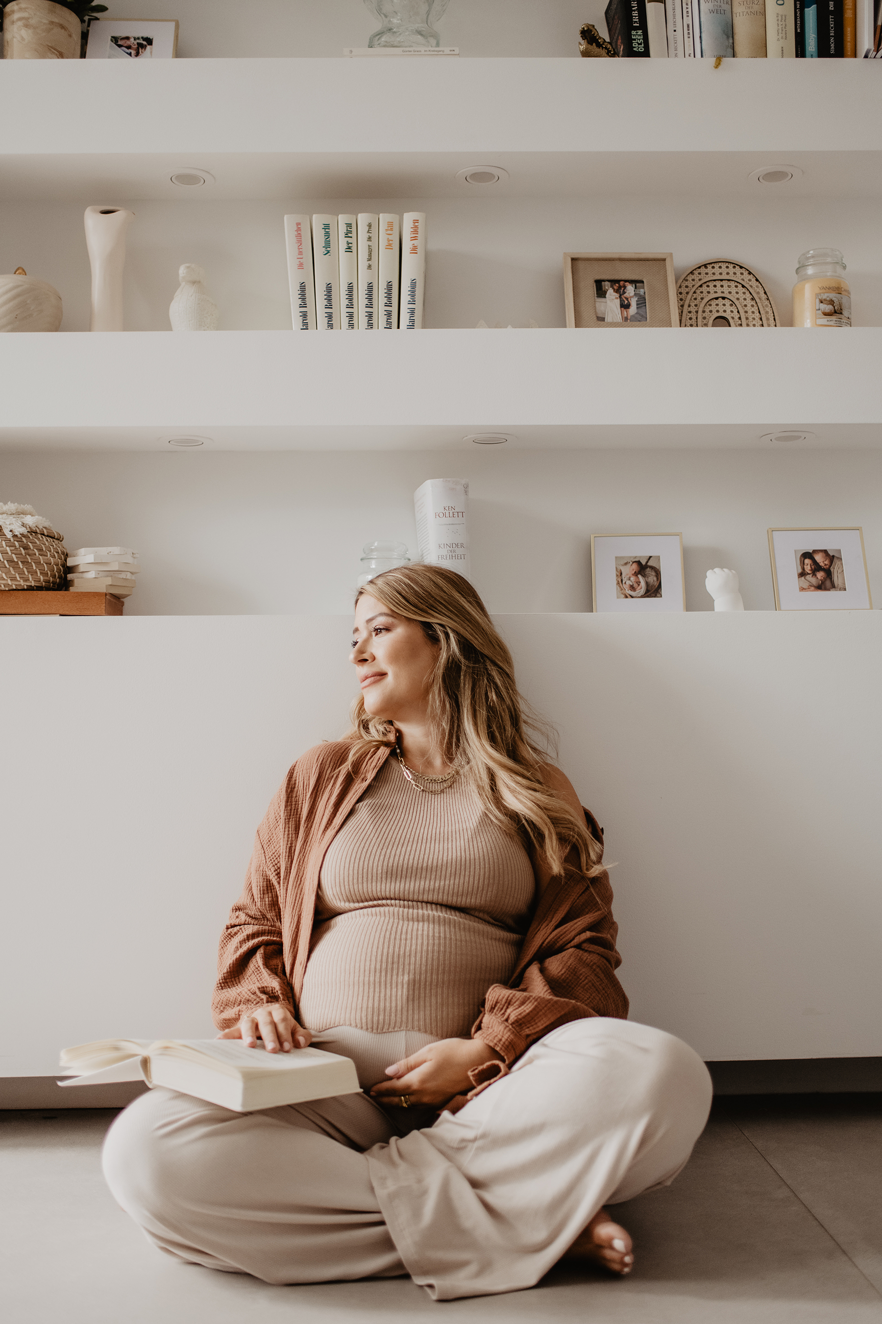 babybauch-buecher-zuhause-lifestyle-schwangerschaftsshooting-kaiserslautern.jpg