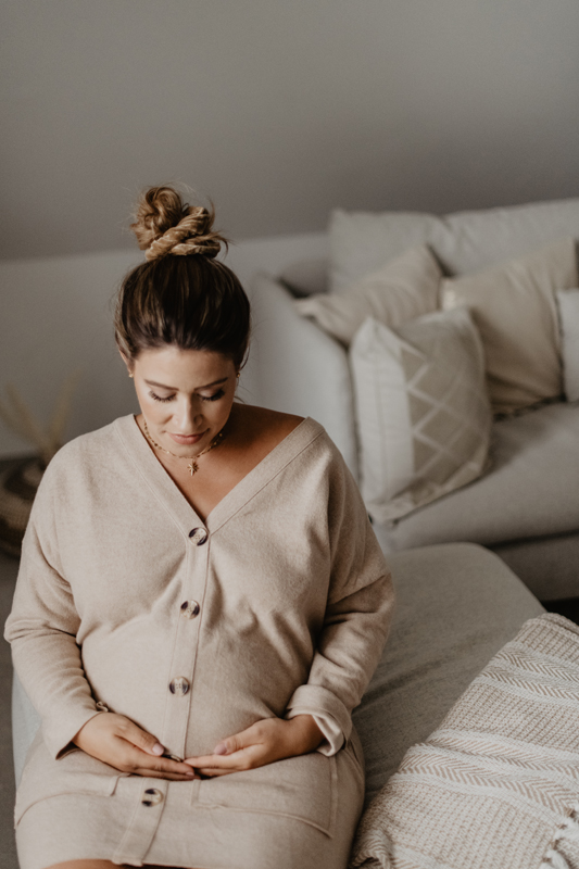 babybauch-couch-bun-lifestyle-zuhause-schwangerschaftsshooting-kaiserslautern.jpg