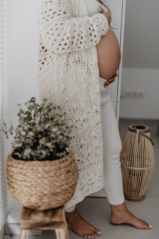 babybauch-crochet-strickjacke-zuhause-schwangerschaftsshooting-kaiserslautern.jpg