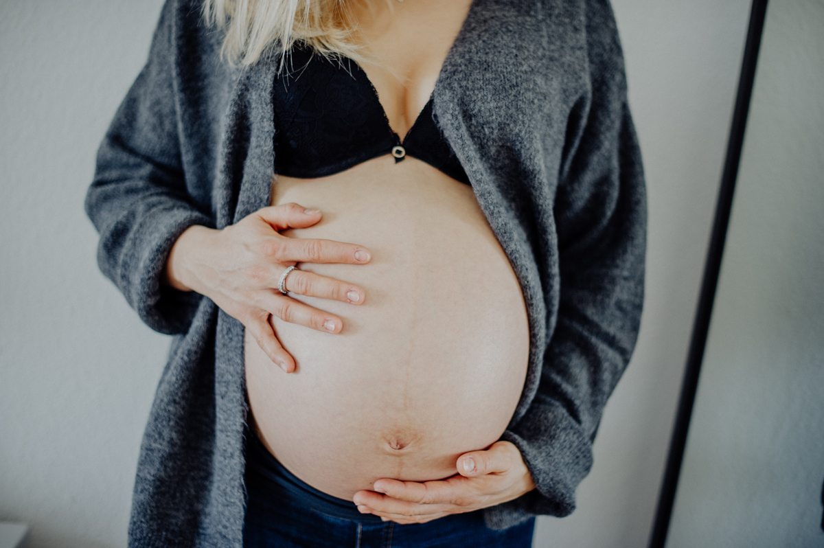 babybauch-detail-cardigan-bauch-schwangerschaftsshooting-kaiserslautern.jpg