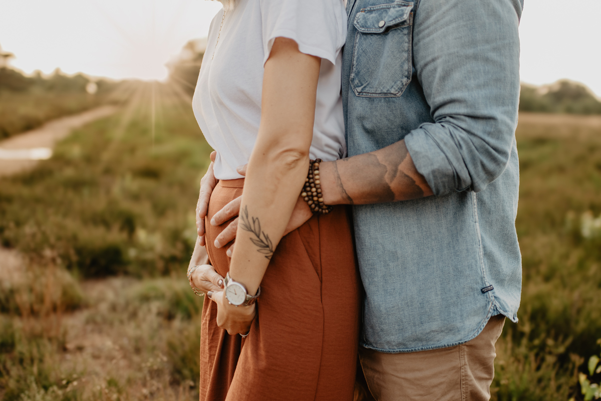 babybauch-detail-haende-tattoo-outdoor-schwangerschaftsshooting-landstuhl.jpg