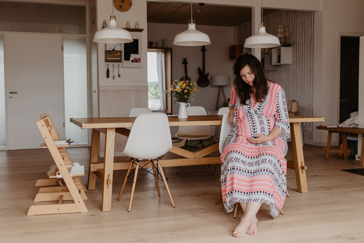 babybauch-esstisch-tribal-kleid-zuhause-schwangerschaftsshooting-kaiserslautern.jpg
