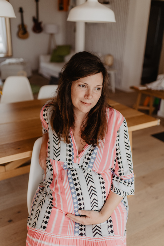 babybauch-esszimmer-tribal-kleid-zuhause-schwangerschaftsshooting-kaiserslautern.jpg