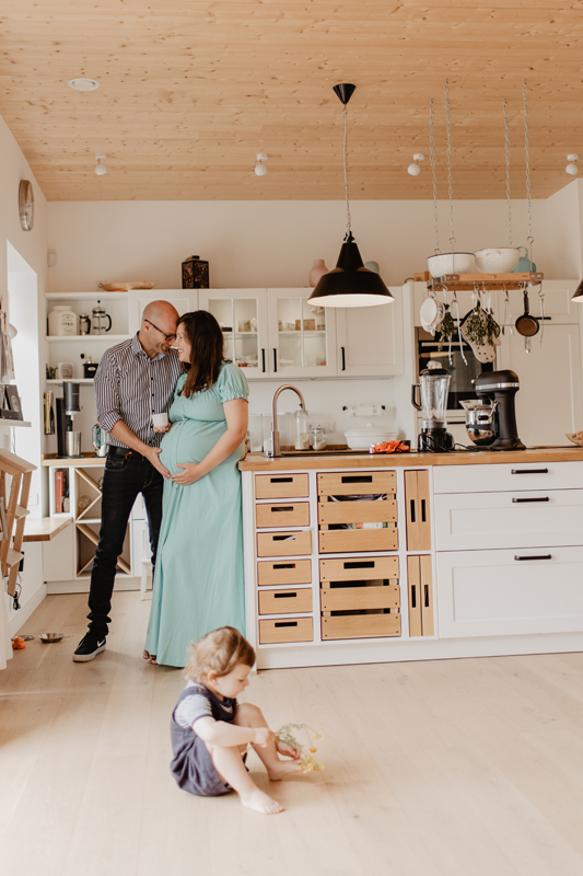 babybauch-familie-kueche-geschwister-lifestyle-schwangerschaftsshooting-kaiserslautern.jpg
