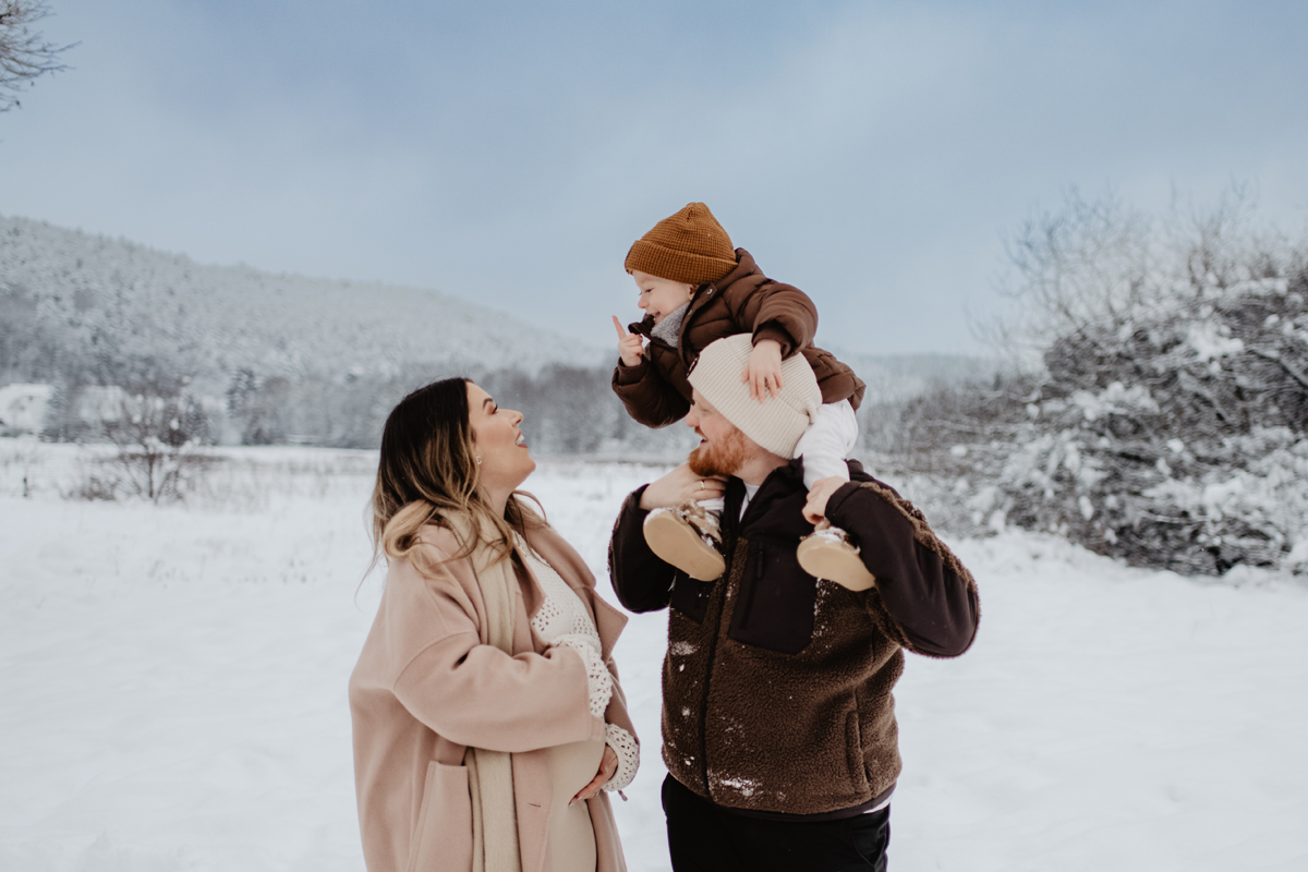 babybauch-familie-winter-schnee-schwangerschaftsshooting-landstuhl.jpg
