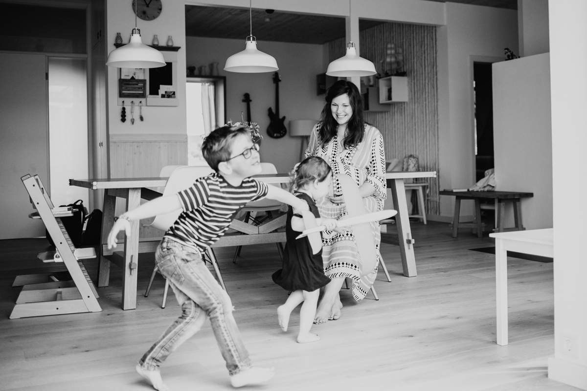 babybauch-familie-zuhause-geschwister-lifestyle-schwangerschaftsshooting-kaiserslautern.jpg