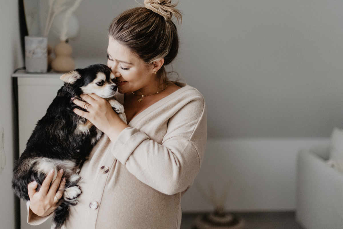 babybauch-hund-haustier-lifestyle-schwangerschaftsshooting-kaiserslautern.jpg