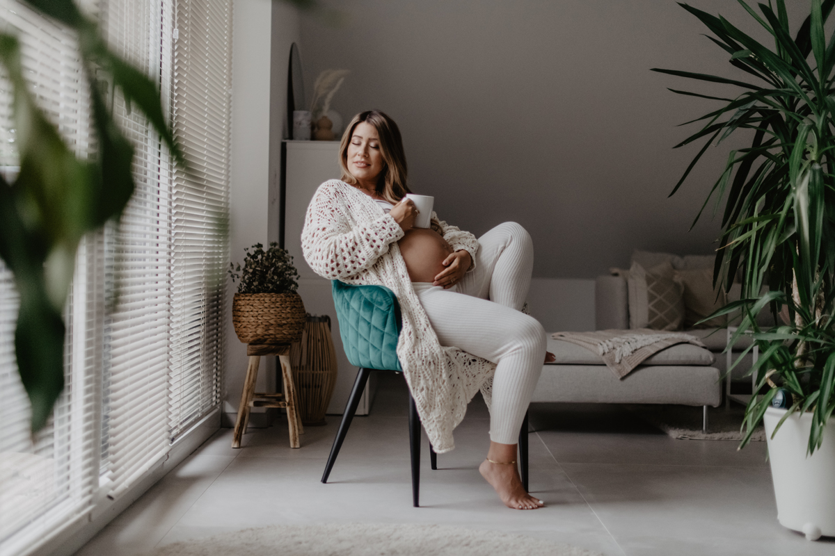 babybauch-kaffee-fensterlicht-zuhause-schwangerschaftsshooting-kaiserslautern.jpg