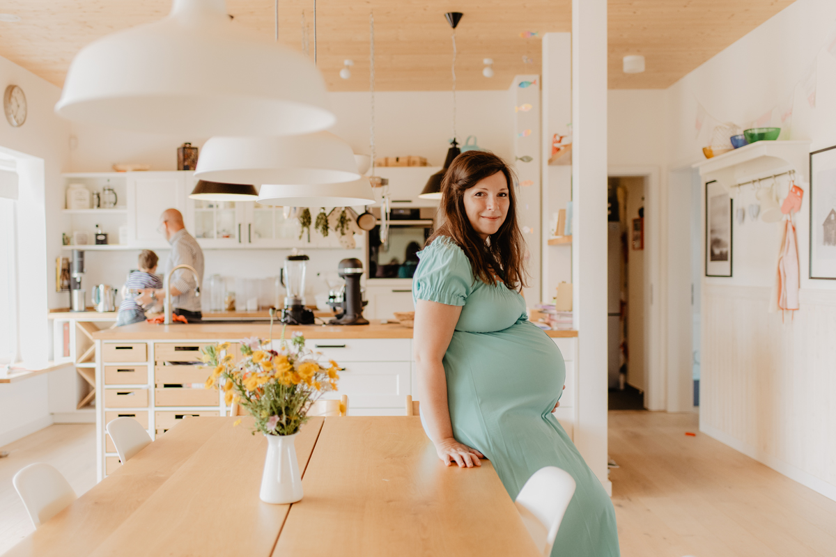 babybauch-kueche-familie-lifestyle-schwangerschaftsshooting-kaiserslautern.jpg