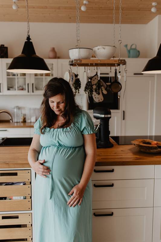 babybauch-kueche-mintkleid-lifestyle-schwangerschaftsshooting-kaiserslautern.jpg