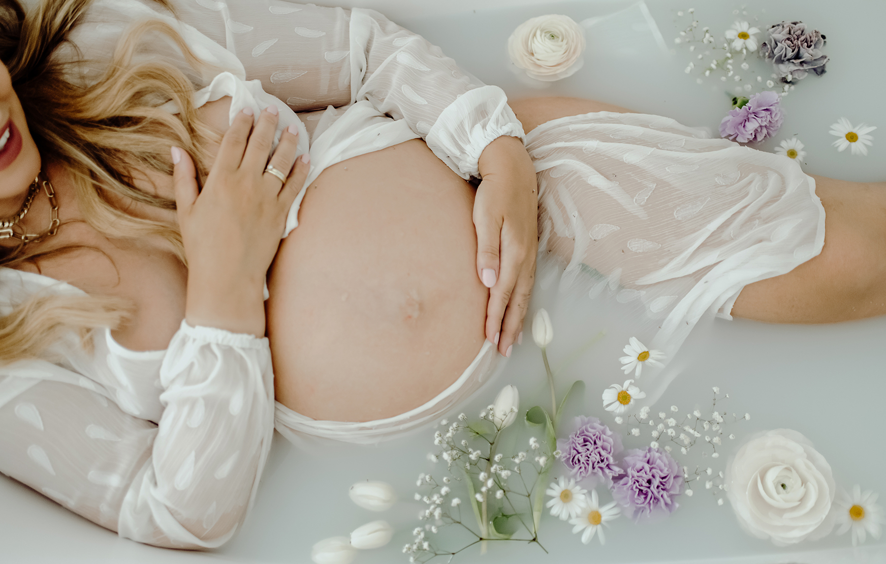 babybauch-milchbad-vogelperspektive-blumen-studio-schwangerschaftsshooting-kaiserslautern.jpg