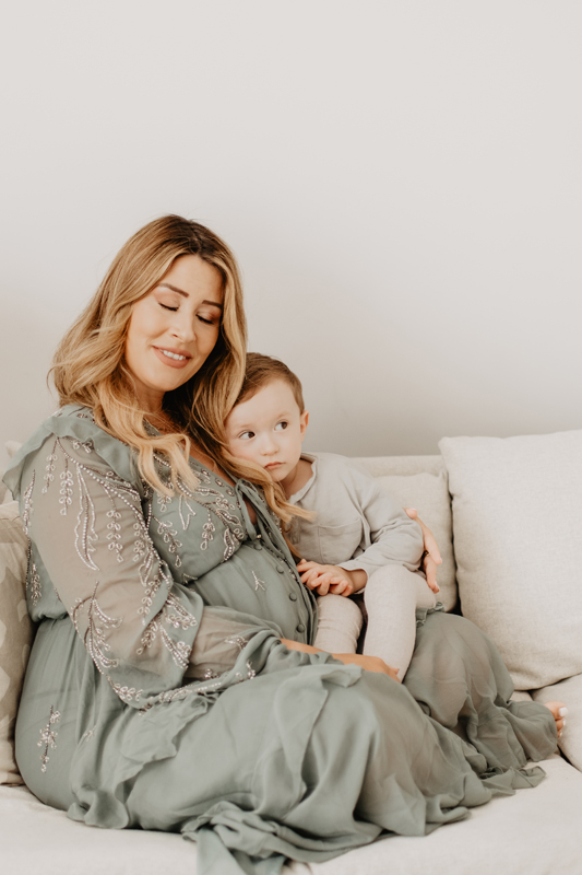 babybauch-mutter-sohn-couch-zuhause-schwangerschaftsshooting-kaiserslautern.jpg