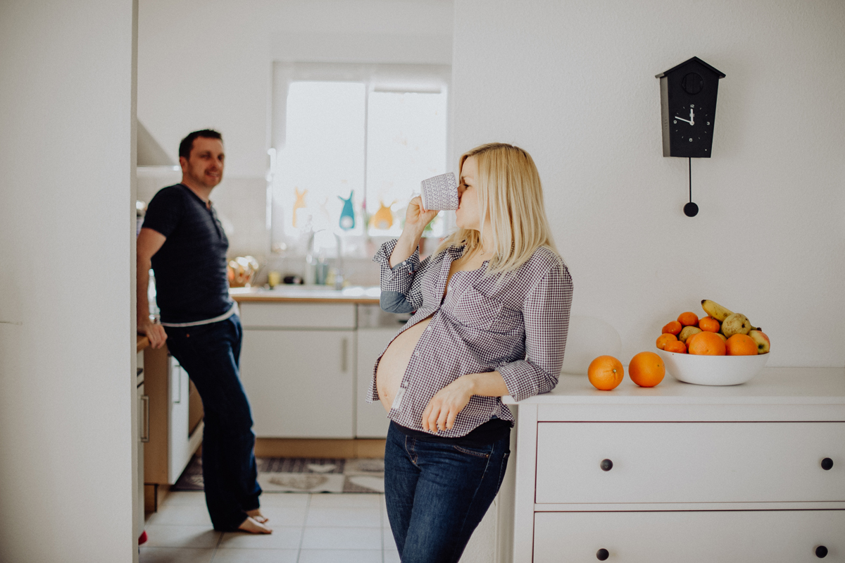 babybauch-paar-kueche-detail-bauch-schwangerschaftsshooting-kaiserslautern.jpg