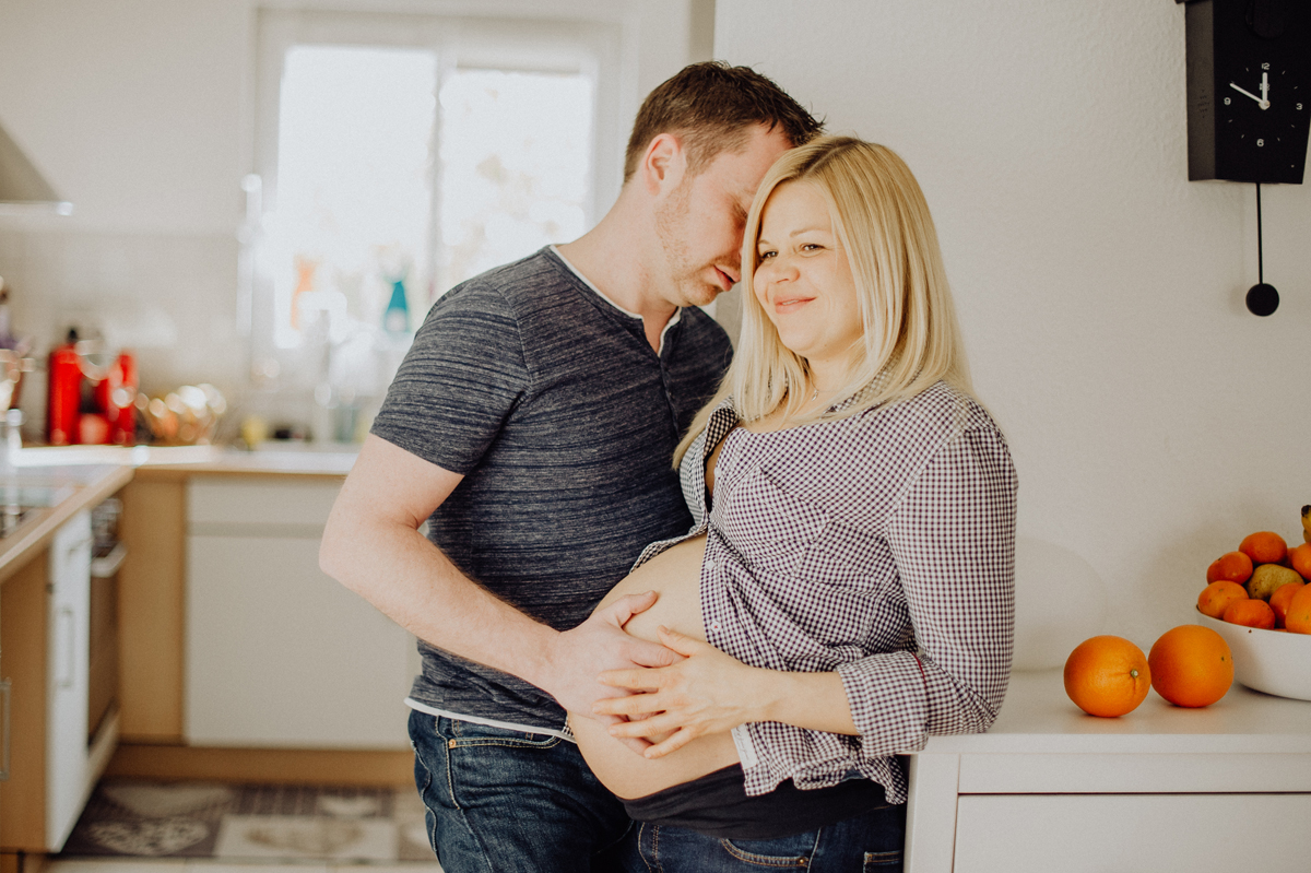 babybauch-paar-kueche-orangen-lifestyle-schwangerschaftsshooting-kaiserslautern.jpg