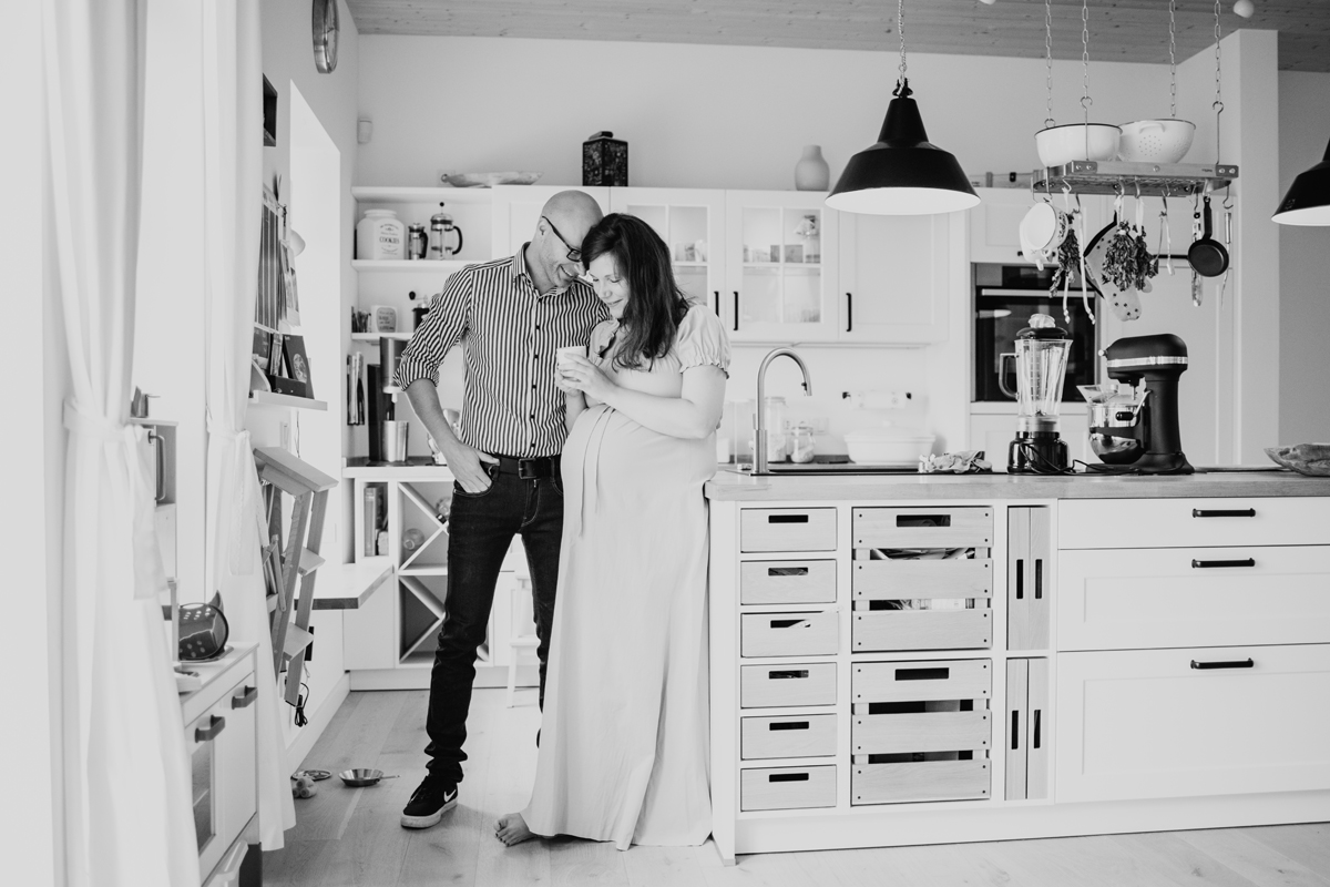 babybauch-paar-kueche-schwarzweiss-lifestyle-schwangerschaftsshooting-kaiserslautern.jpg