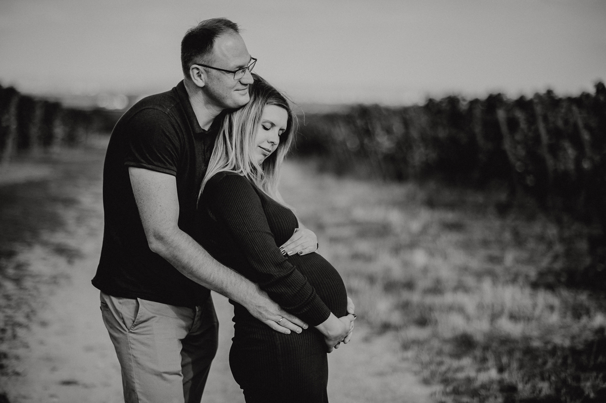 babybauch-paar-weinberg-sonnenuntergang-schwarzweiss-schwangerschaftsshooting-landstuhl.jpg