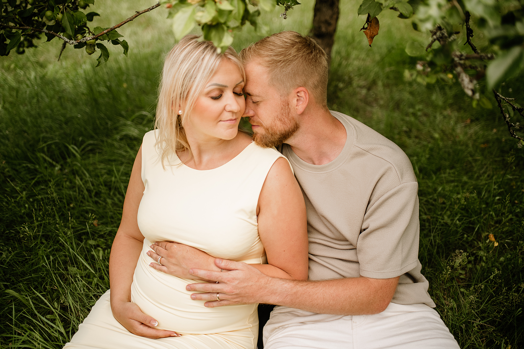 babybauch-paarshooting-apfelbaum-garten-schwangerschaftsshooting-mehlingen.jpg
