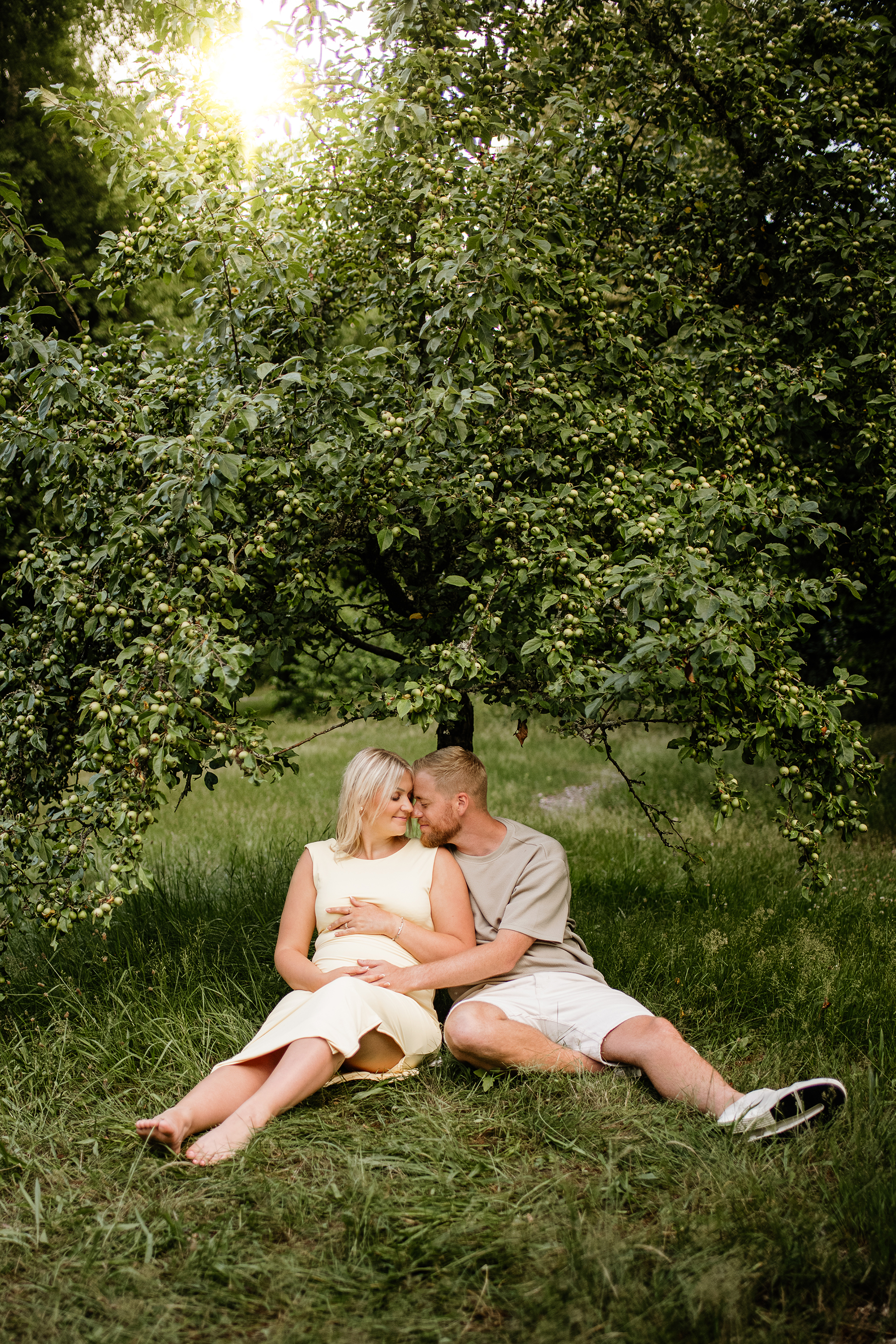 babybauch-paarshooting-apfelbaum-sitzend-schwangerschaftsshooting-mehlingen.jpg