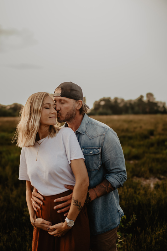 babybauch-paarshooting-feld-kuss-sonnenuntergang-schwangerschaftsshooting-landstuhl.jpg