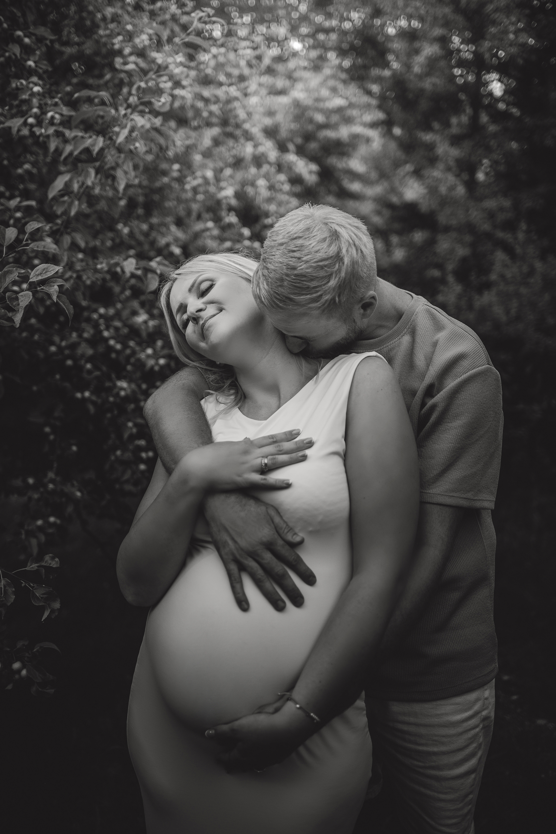 babybauch-paarshooting-garten-kuss-schwarzweiss-schwangerschaftsshooting-mehlingen.jpg