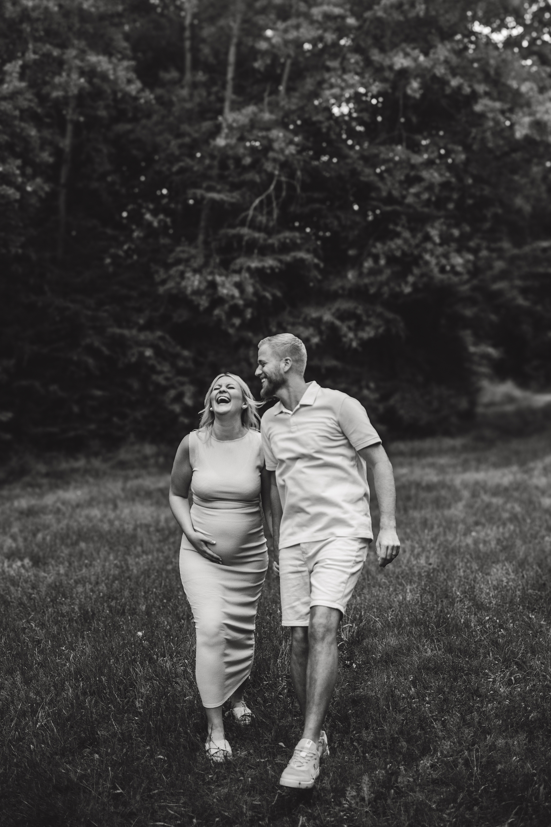 babybauch-paarshooting-wiese-lachen-schwarzweiss-schwangerschaftsshooting-landstuhl.jpg