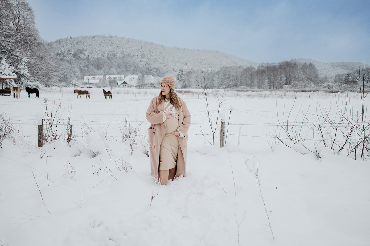 babybauch-schnee-pferde-feld-schwangerschaftsshooting-landstuhl.jpg