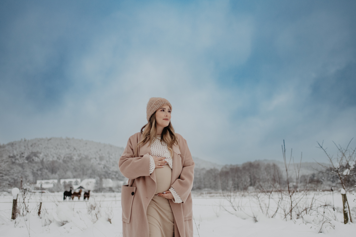 babybauch-schnee-pferde-winter-schwangerschaftsshooting-landstuhl.jpg