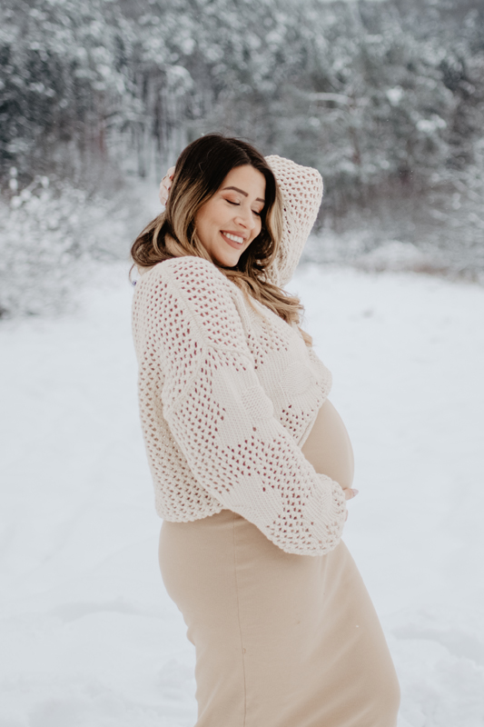 babybauch-schnee-strickpullover-winter-schwangerschaftsshooting-mehlingen.jpg