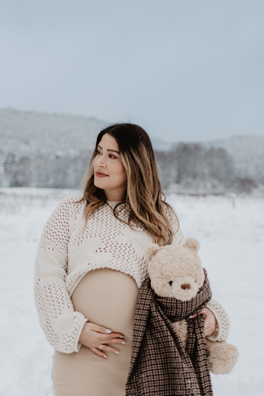 babybauch-schnee-teddybaer-winter-schwangerschaftsshooting-landstuhl.jpg