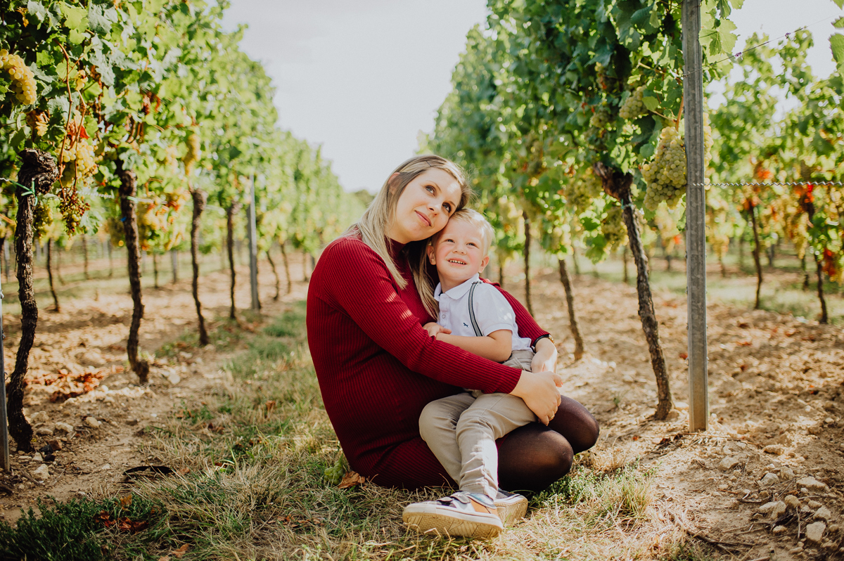 babybauch-weinberg-mutter-sohn-familienshooting-schwangerschaftsshooting-landstuhl.jpg