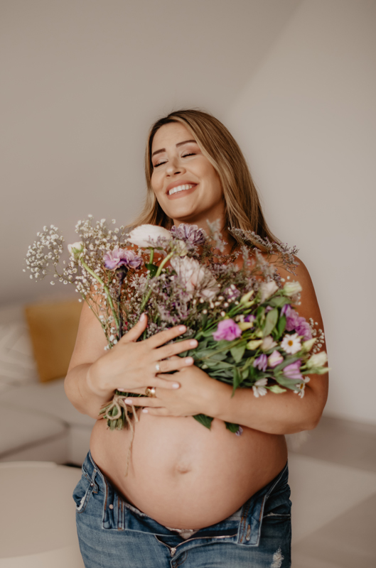 babybauch-wildblumen-bouquet-lachen-studio-schwangerschaftsshooting-landstuhl.jpg