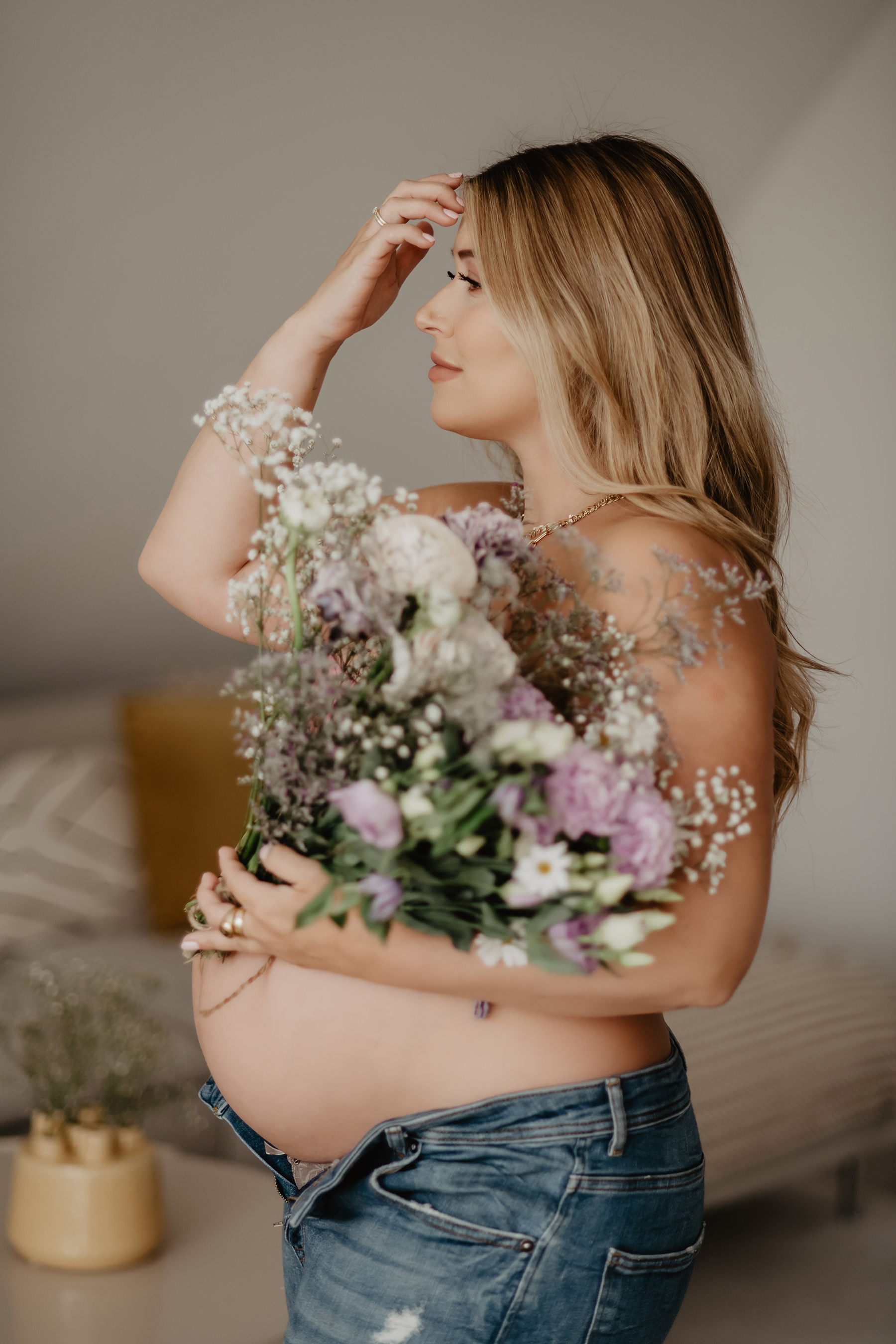 babybauch-wildblumen-bouquet-lifestyle-schwangerschaftsshooting-landstuhl.jpg