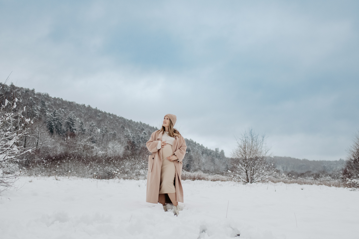 babybauch-winter-mantel-schnee-schwangerschaftsshooting-mehlingen.jpg