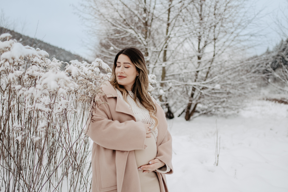 babybauch-winter-trockenblumen-mantel-schwangerschaftsshooting-mehlingen.jpg