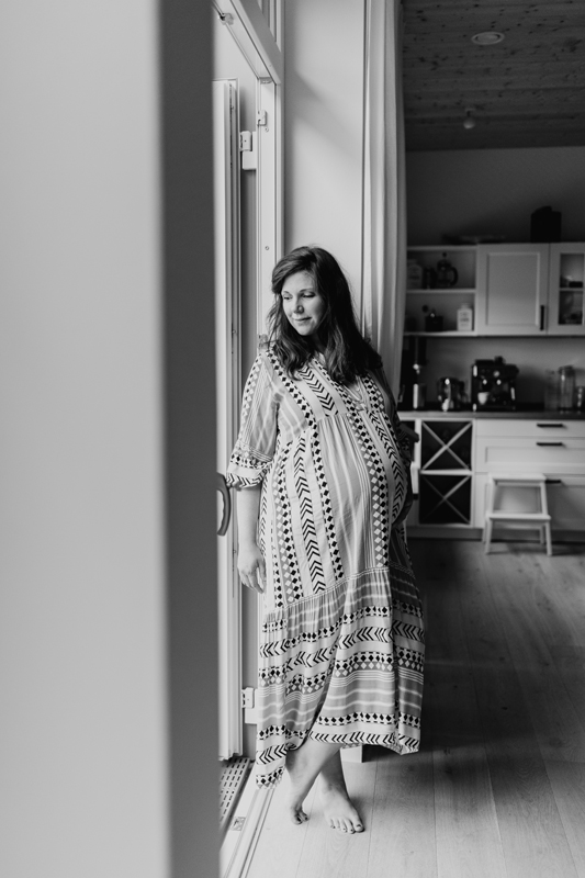 babybauch-zuhause-kleid-lifestyle-schwarzweiss-schwangerschaftsshooting-kaiserslautern.jpg