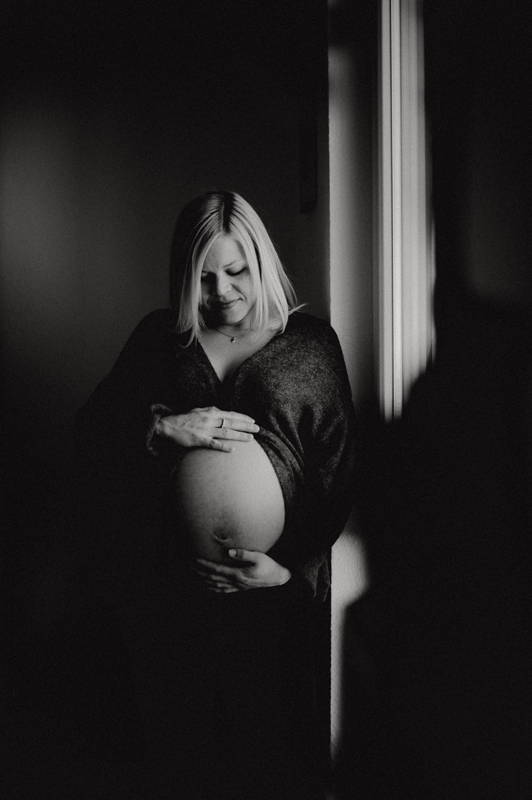 babybauch-fensterlicht-schwangerschaftsshooting-schwarzweiss-landstuhl.jpg
