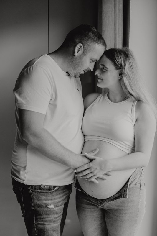 babybauch-paarshooting-schwangerschaft-schwarzweiss-kaiserslautern.jpg
