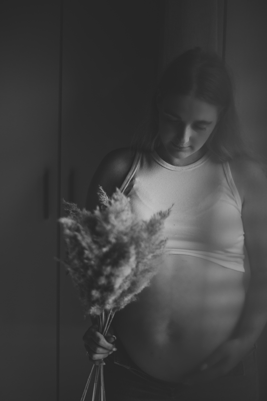 babybauch-pampasgras-fensterlicht-schwangerschaft-schwarzweiss-kaiserslautern.jpg