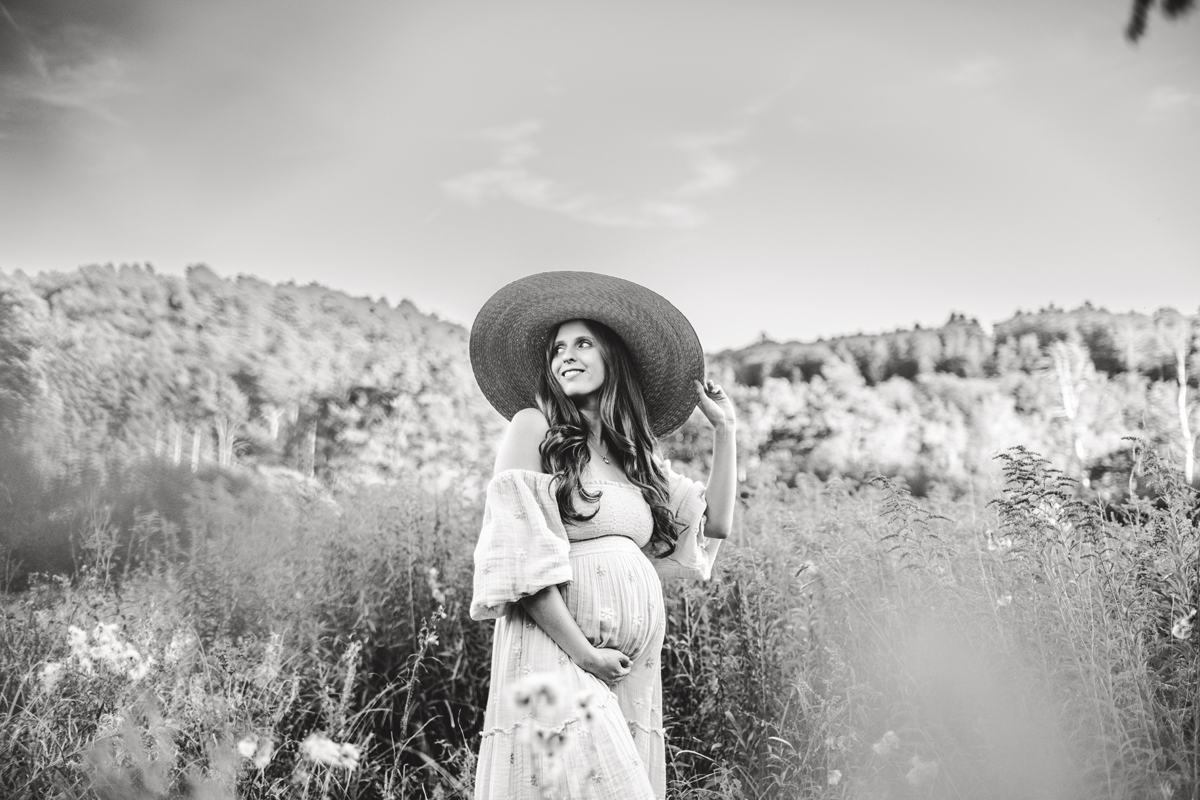 babybauch-sonnenhut-feld-schwangerschaftsshooting-schwarzweiss-mehlingen.jpg