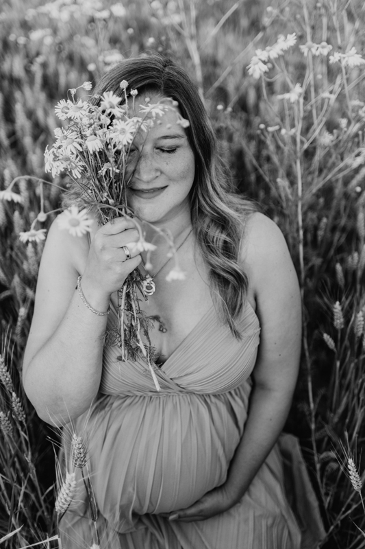 babybauch-wildblumen-feld-schwangerschaftsshooting-schwarzweiss-landstuhl.jpg