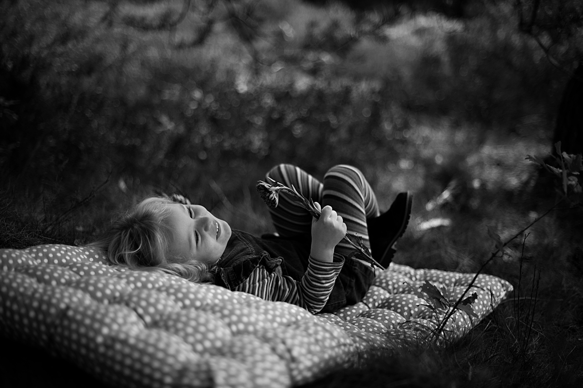 kinderfotografie-outdoor-decke-blume-schwarzweiss-mehlingen.jpg