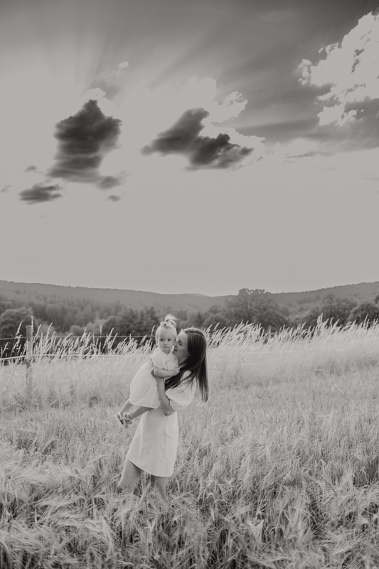 mutter-kind-feld-sonnenuntergang-familienshooting-schwarzweiss-mehlingen.jpg