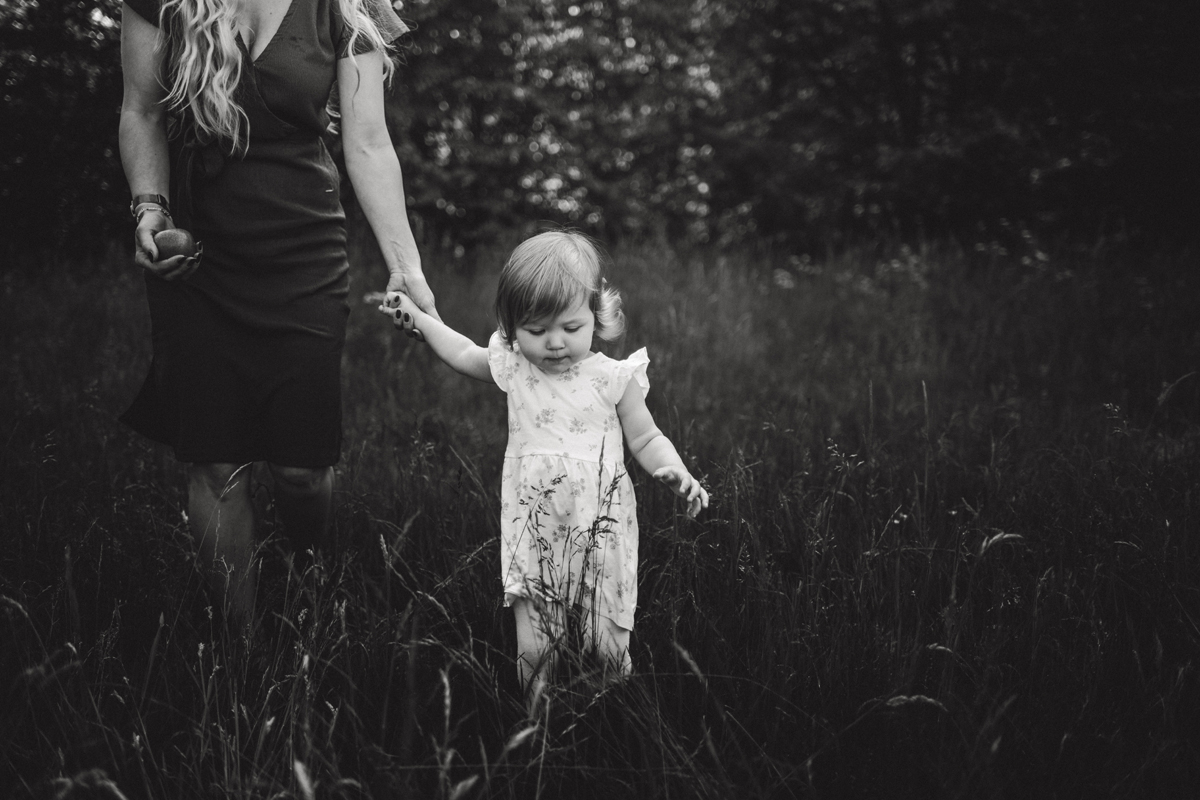 mutter-tochter-wiese-familienshooting-schwarzweiss-kindsbach.jpg