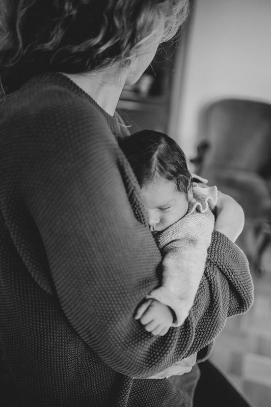 newborn-mama-kuscheln-schwarzweiss-fotograf-kaiserslautern.jpg