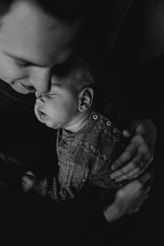 newborn-papa-familienshooting-schwarzweiss-kaiserslautern.jpg