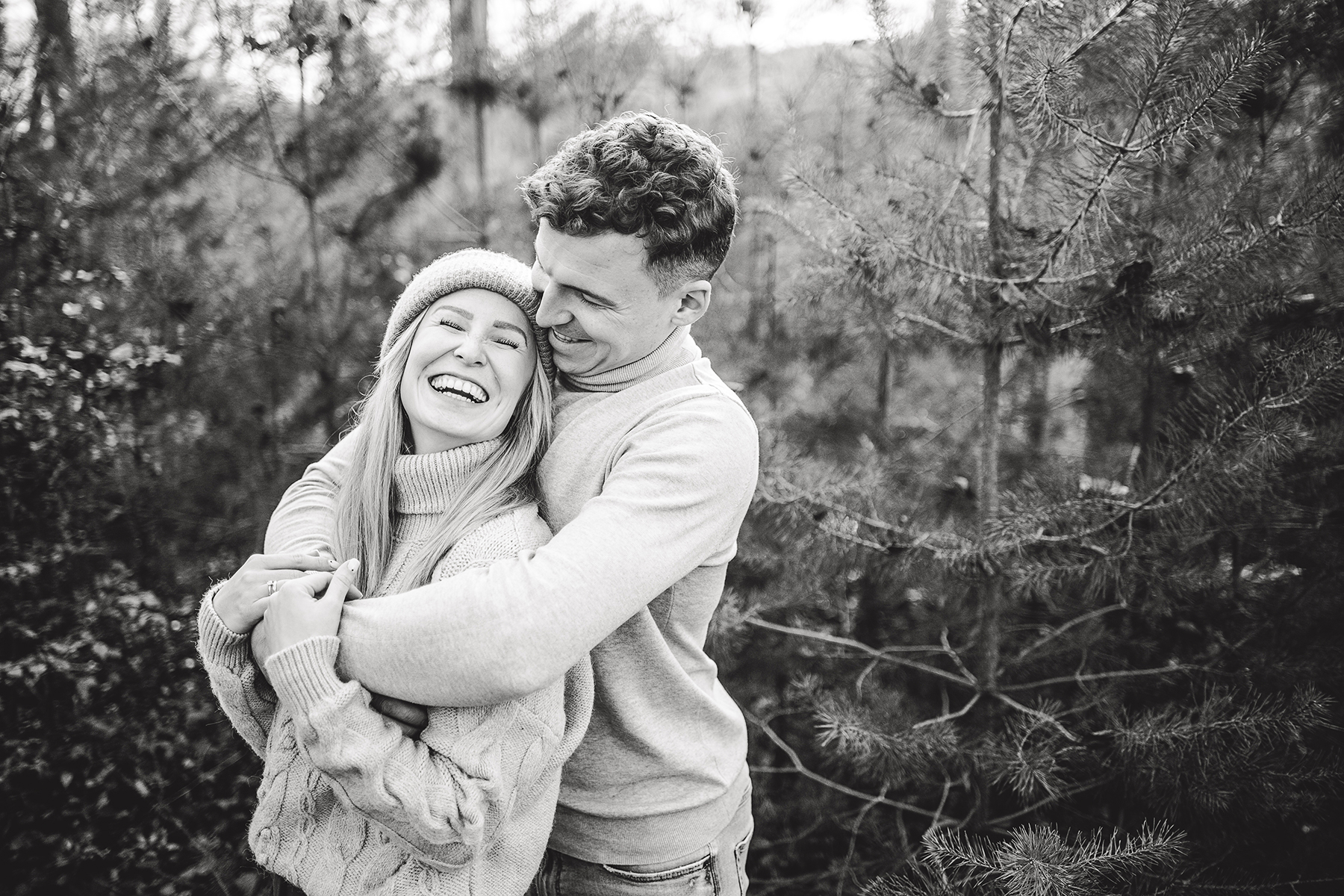 paarshooting-wald-winter-lachen-schwarzweiss-landstuhl.jpg