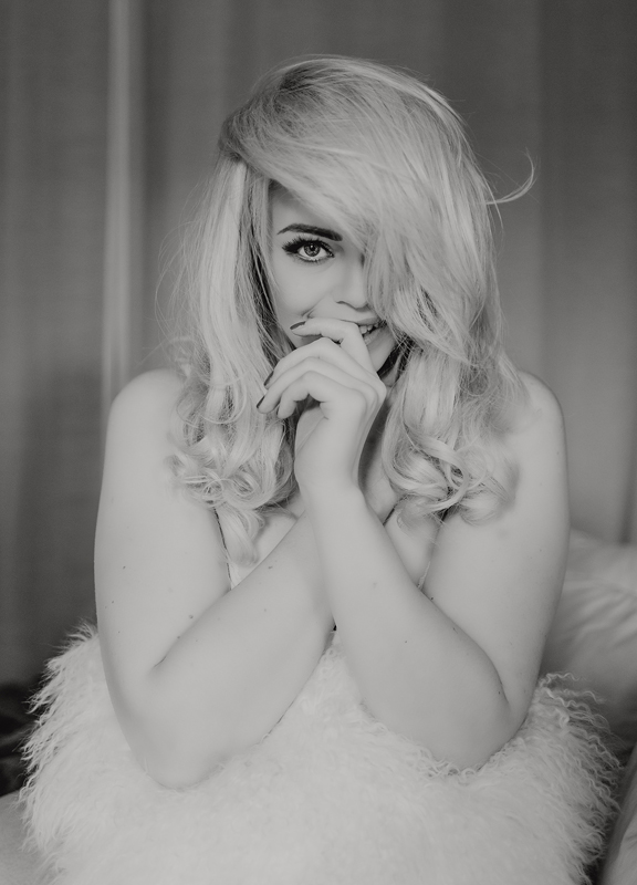 portrait-frau-boudoir-glamour-schwarzweiss-kaiserslautern.jpg